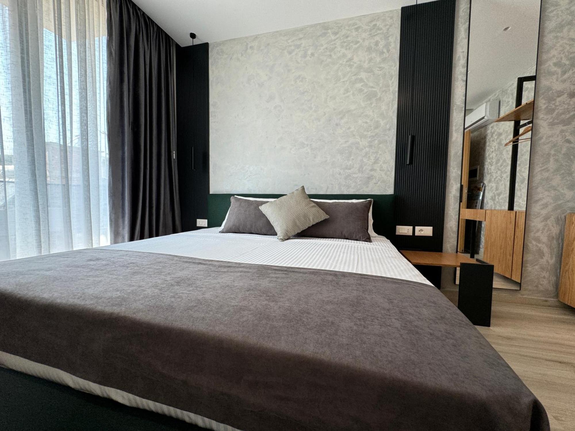 Twins Hotel Vlorë Buitenkant foto
