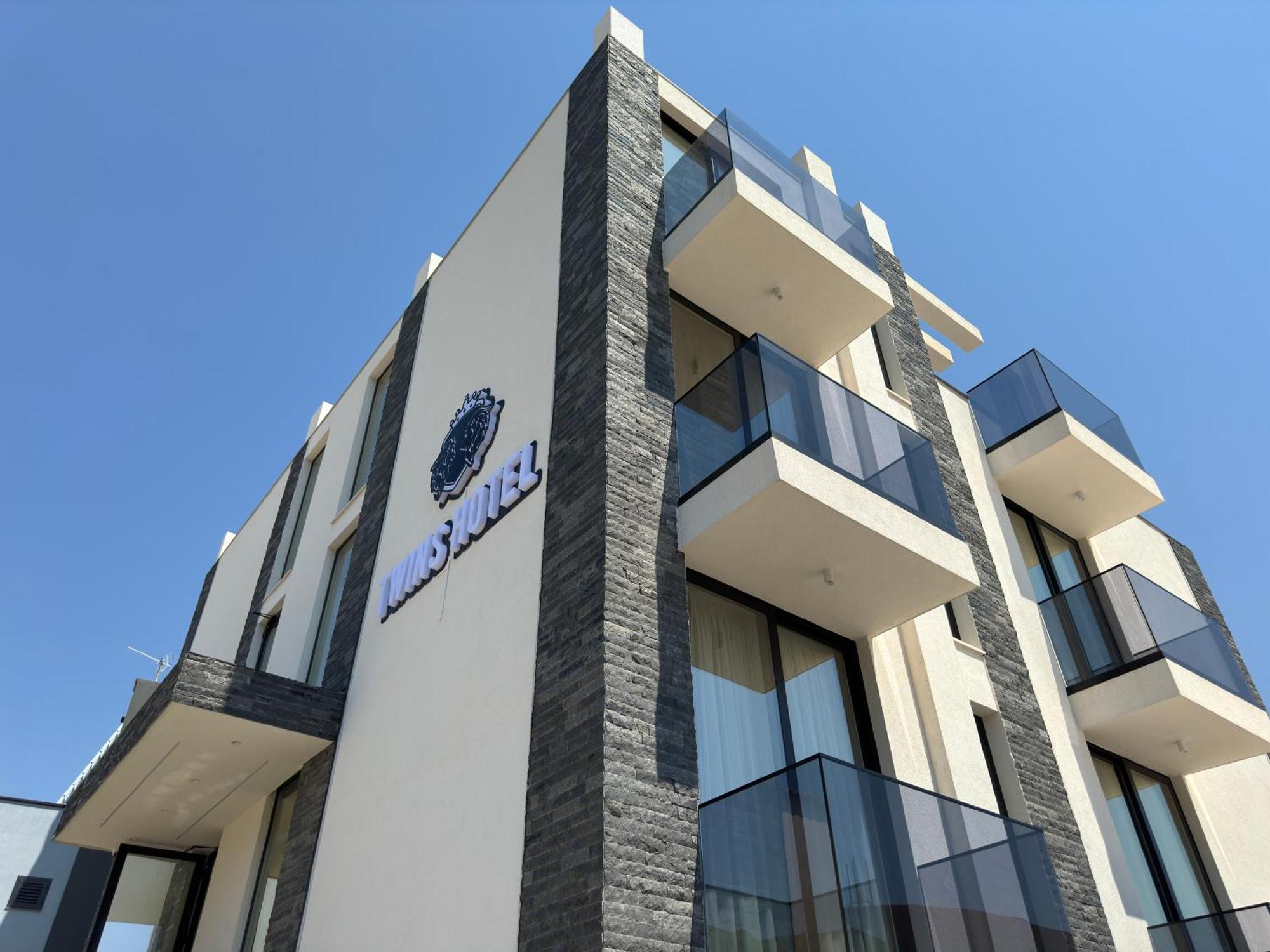 Twins Hotel Vlorë Buitenkant foto