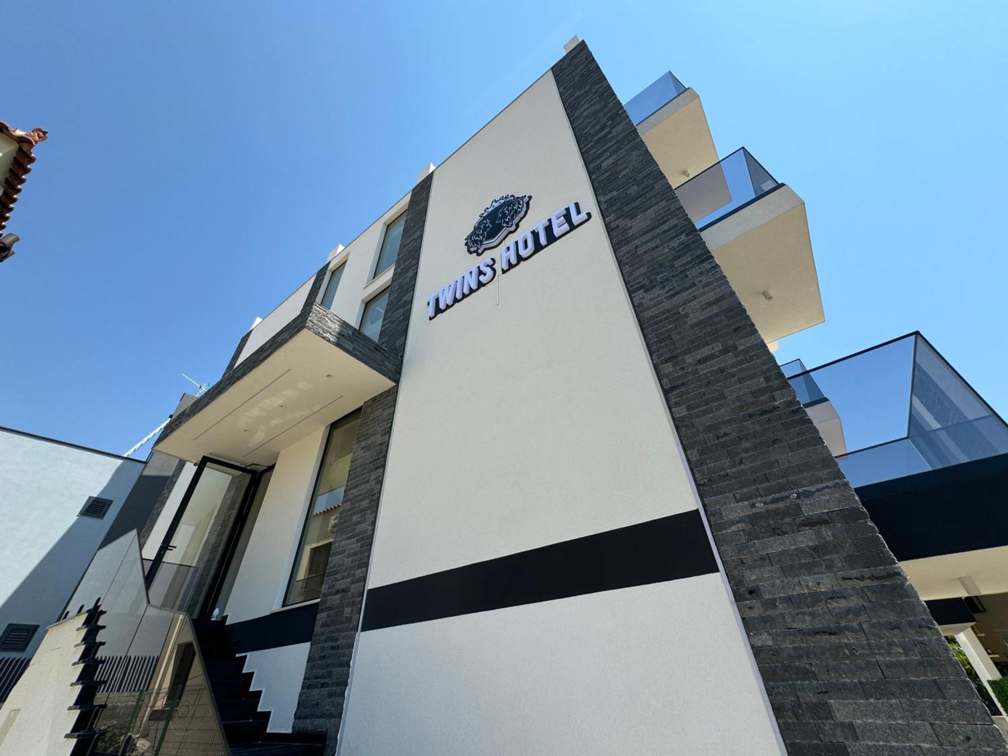 Twins Hotel Vlorë Buitenkant foto