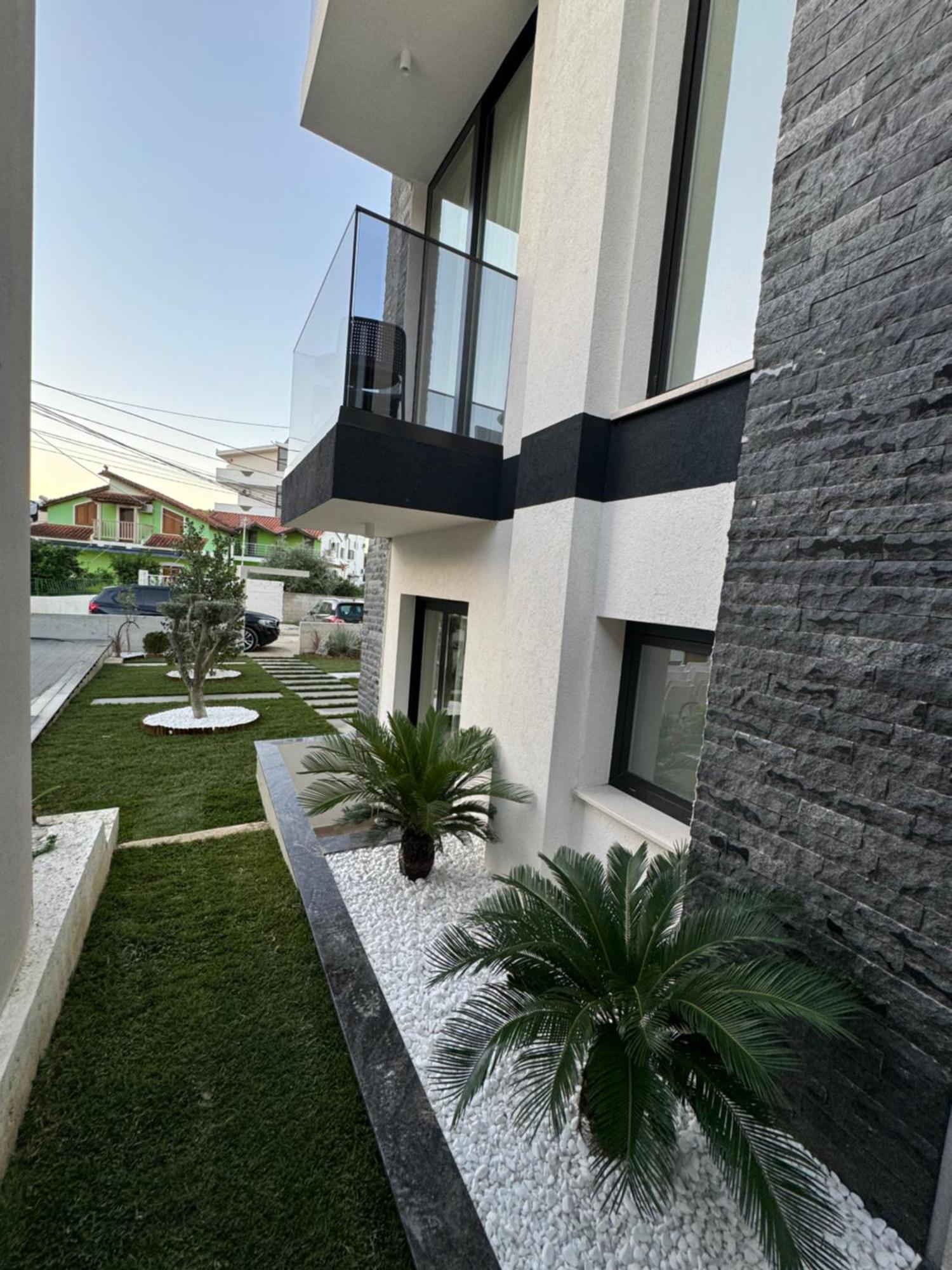 Twins Hotel Vlorë Buitenkant foto